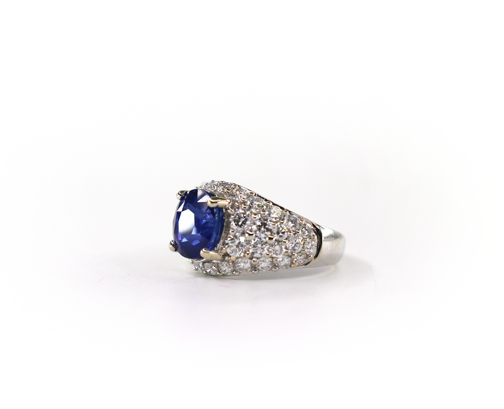 Sapphire Oval Cut Ring 18K White Gold, Sapphire & Diamonds, Size 6.5/ EU53